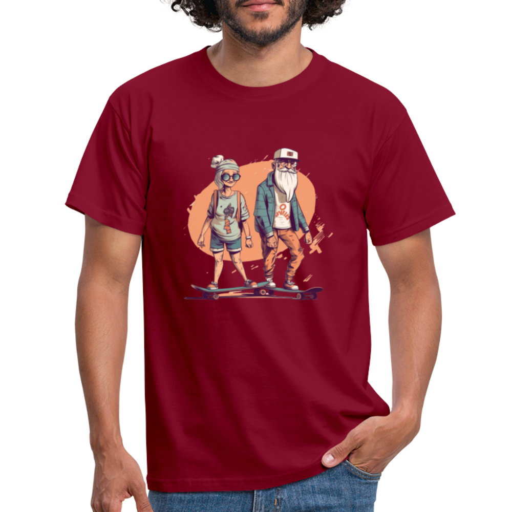 Cooles älteres Pärchen als Skater Hipster - Männer T-Shirt - Ziegelrot