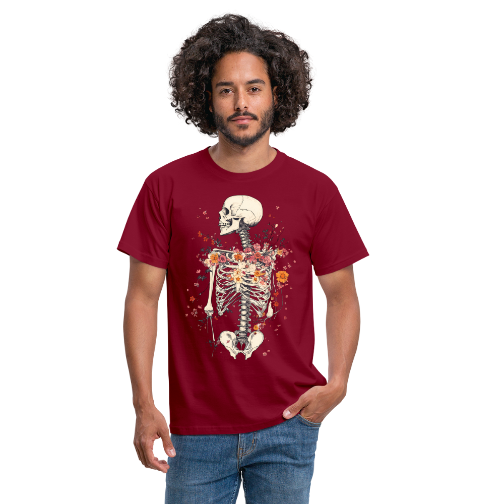 Skelett mit zarten Blumen im Boho Look - Männer T-Shirt - Ziegelrot