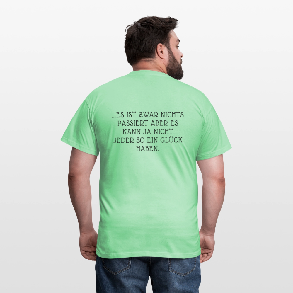 „Heute gedenken wir der Menschen…“ – mit Rückseite: „…es ist zwar nichts passiert“ - Männer Shirt - Mintgrün