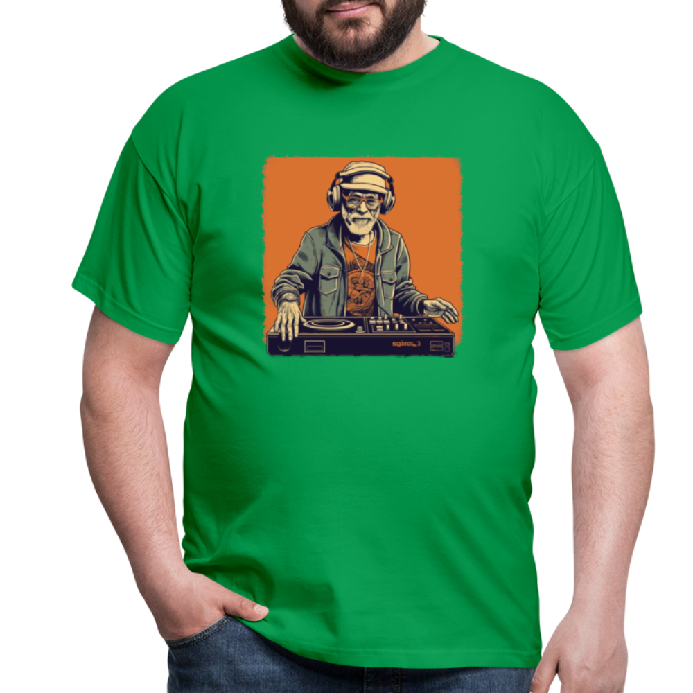 Cooler alter Mann als DJ mit Brille, Mütze und Kopfhörern - Männer T-Shirt - Kelly Green
