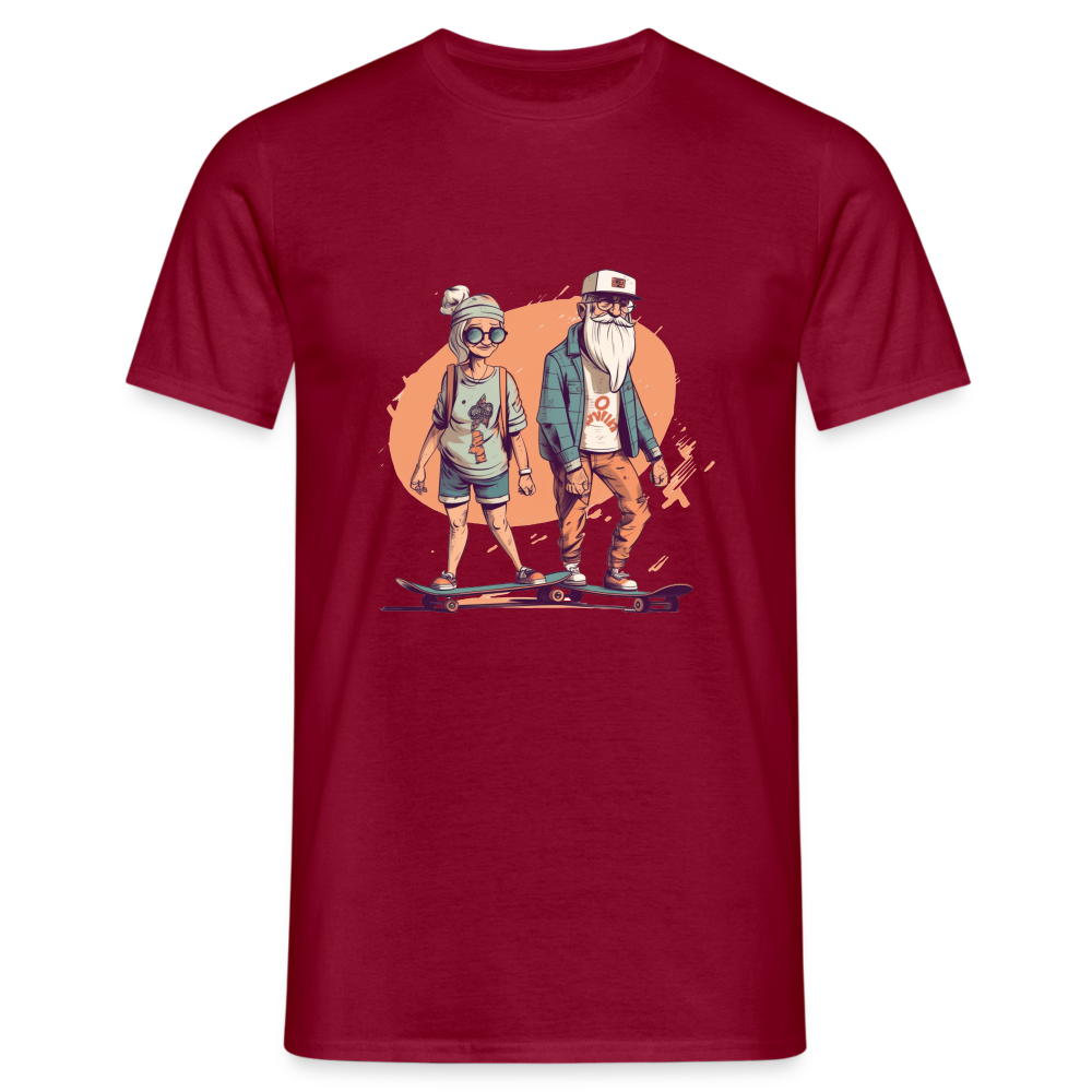 Cooles älteres Pärchen als Skater Hipster - Männer T-Shirt - Ziegelrot