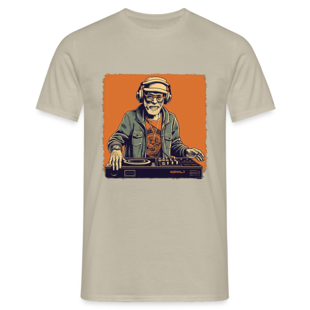 Cooler alter Mann als DJ mit Brille, Mütze und Kopfhörern - Männer T-Shirt - Sandbeige