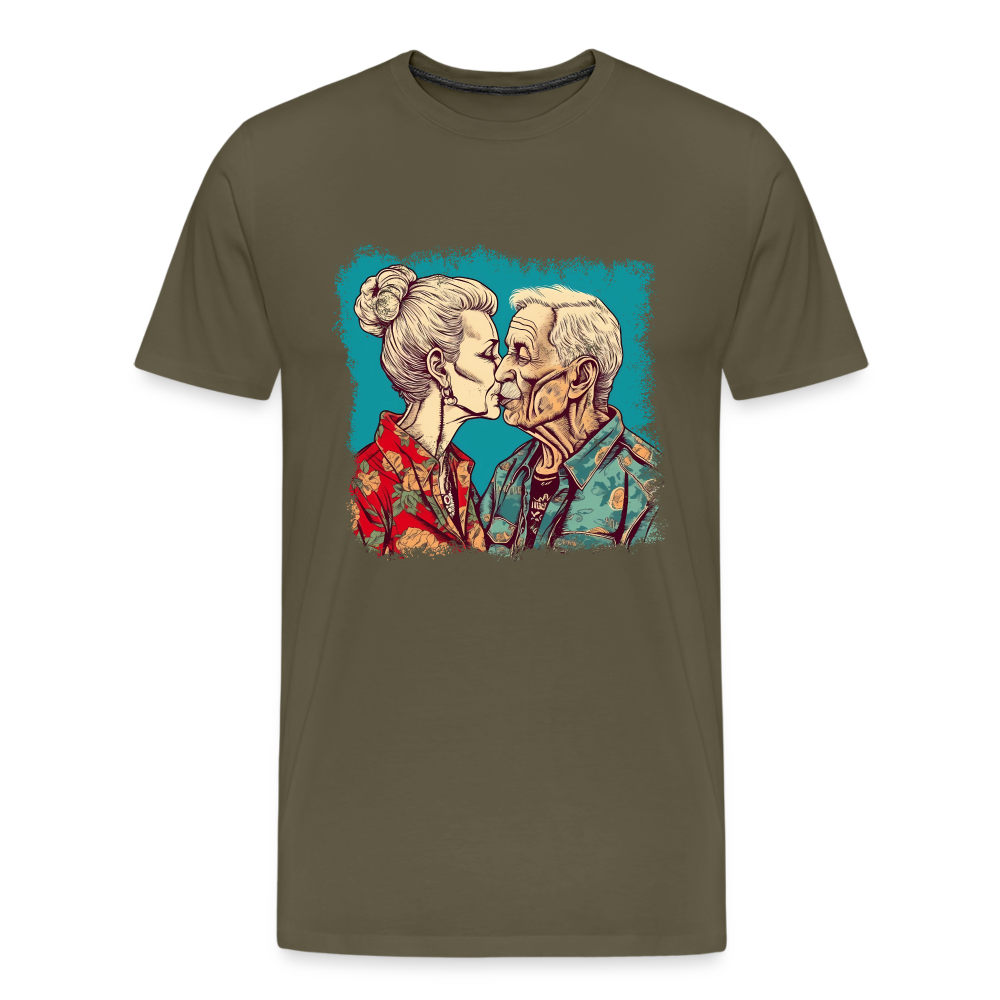 Küssendes Best Ager Pärchen mit Hawaiihemden - Männer T-Shirt - Khaki