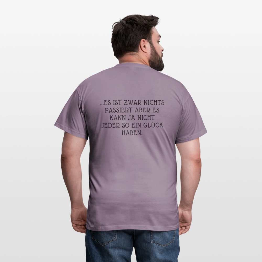 „Heute gedenken wir der Menschen…“ – mit Rückseite: „…es ist zwar nichts passiert“ - Männer Shirt - Lilagrau