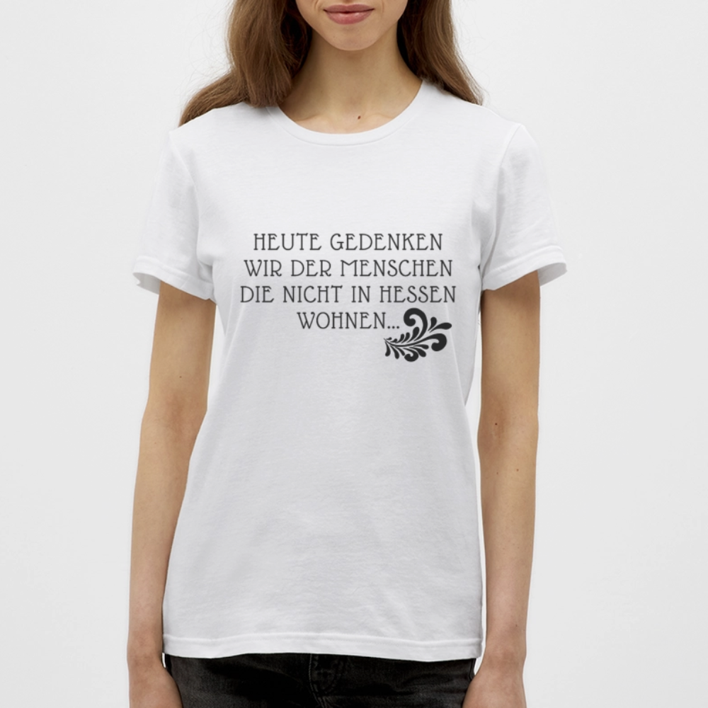 „Heute gedenken wir der Menschen…“ – mit Rückseite: „…es ist zwar nichts passiert“ - Frauen Shirt - Weiß