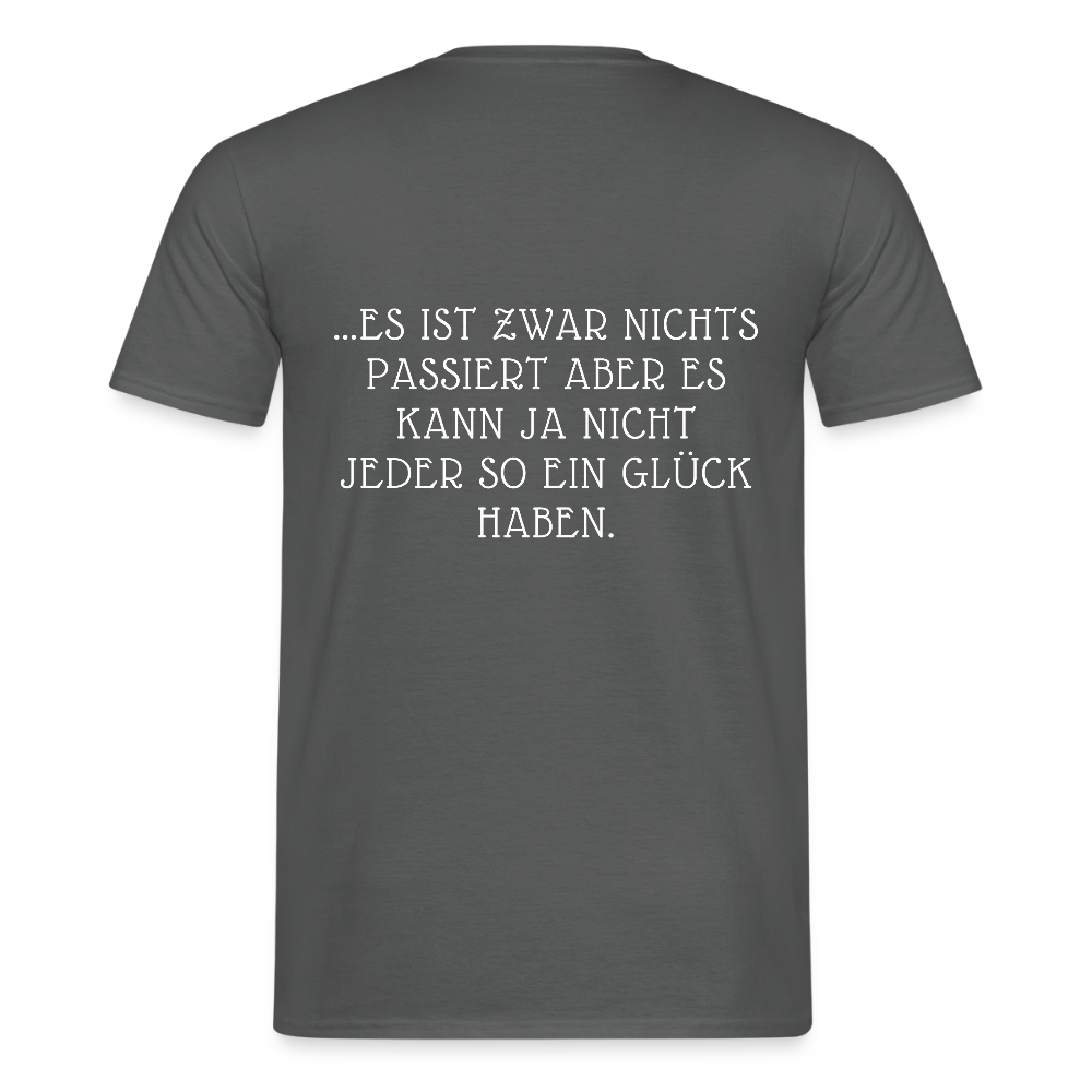 „Heute gedenken wir der Menschen…“ – mit Rückseite: „…es ist zwar nichts passiert“ - Männer Shirt - Anthrazit