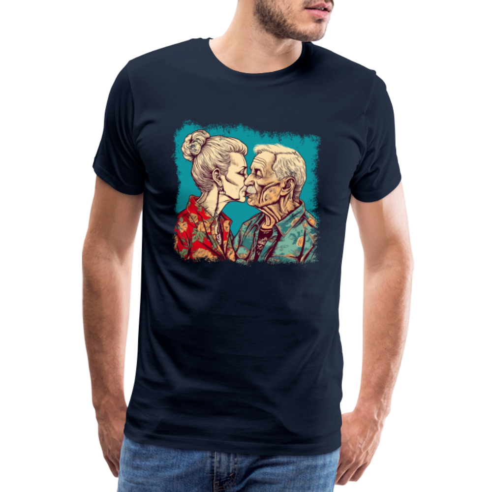 Küssendes Best Ager Pärchen mit Hawaiihemden - Männer T-Shirt - Navy