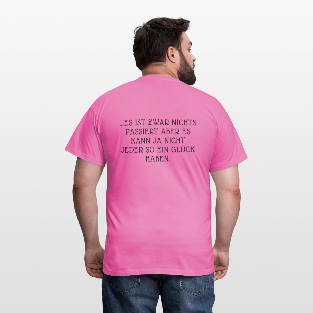 „Heute gedenken wir der Menschen…“ – mit Rückseite: „…es ist zwar nichts passiert“ - Männer Shirt - Pink