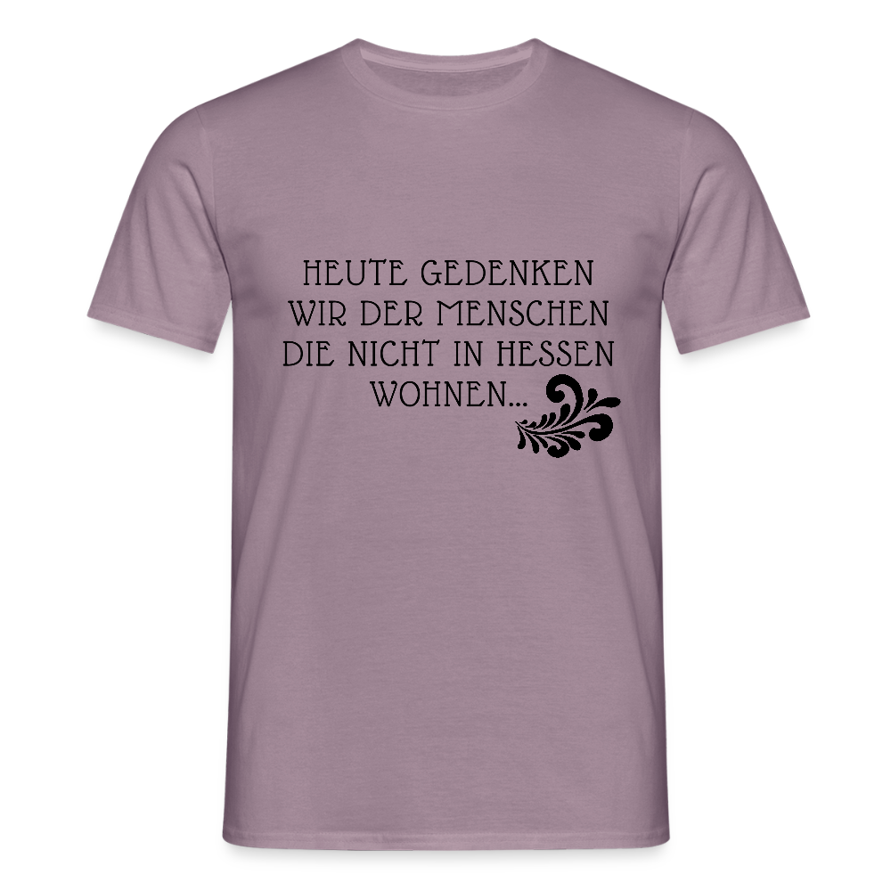 „Heute gedenken wir der Menschen…“ – mit Rückseite: „…es ist zwar nichts passiert“ - Männer Shirt - Lilagrau