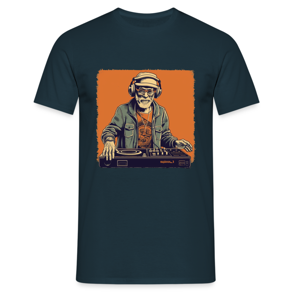 Cooler alter Mann als DJ mit Brille, Mütze und Kopfhörern - Männer T-Shirt - Navy