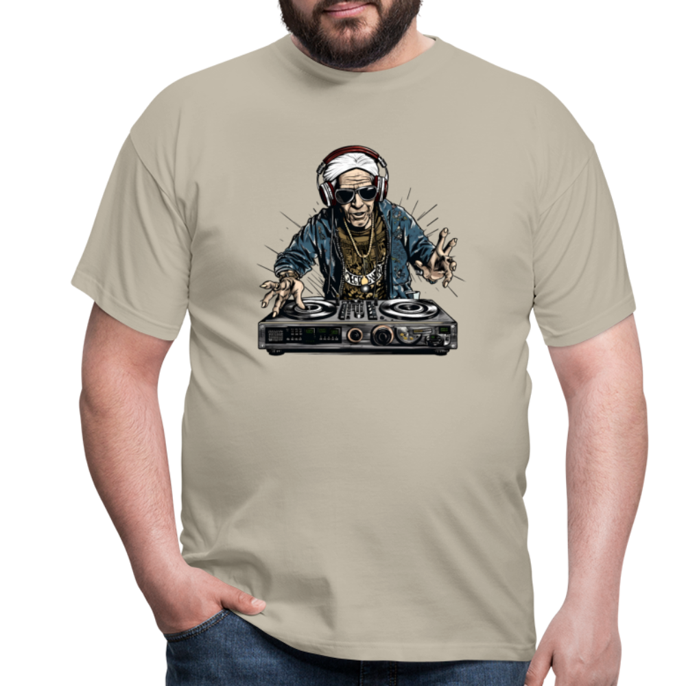 Cooler alter Mann als DJ Hipster mit Kopfhörern - Männer T-Shirt - Sandbeige
