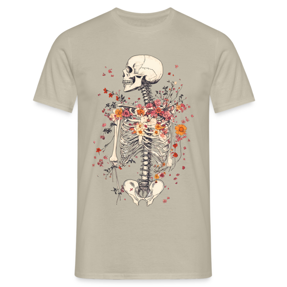 Skelett mit zarten Blumen im Boho Look - Männer T-Shirt - Sandbeige