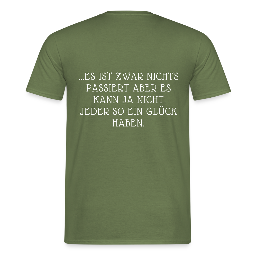 „Heute gedenken wir der Menschen…“ – mit Rückseite: „…es ist zwar nichts passiert“ - Männer Shirt - Militärgrün