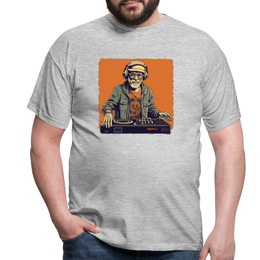 Cooler alter Mann als DJ mit Brille, Mütze und Kopfhörern - Männer T-Shirt - Grau meliert