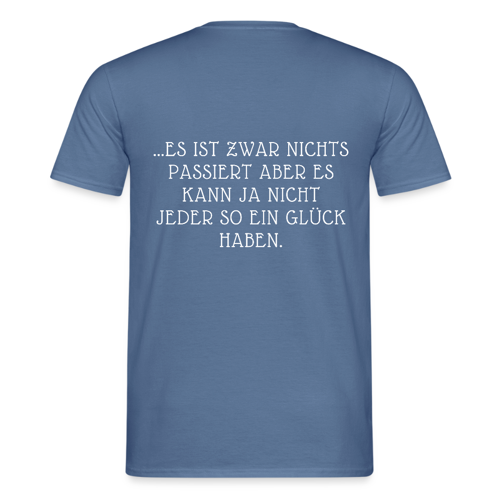 „Heute gedenken wir der Menschen…“ – mit Rückseite: „…es ist zwar nichts passiert“ - Männer Shirt - Taubenblau