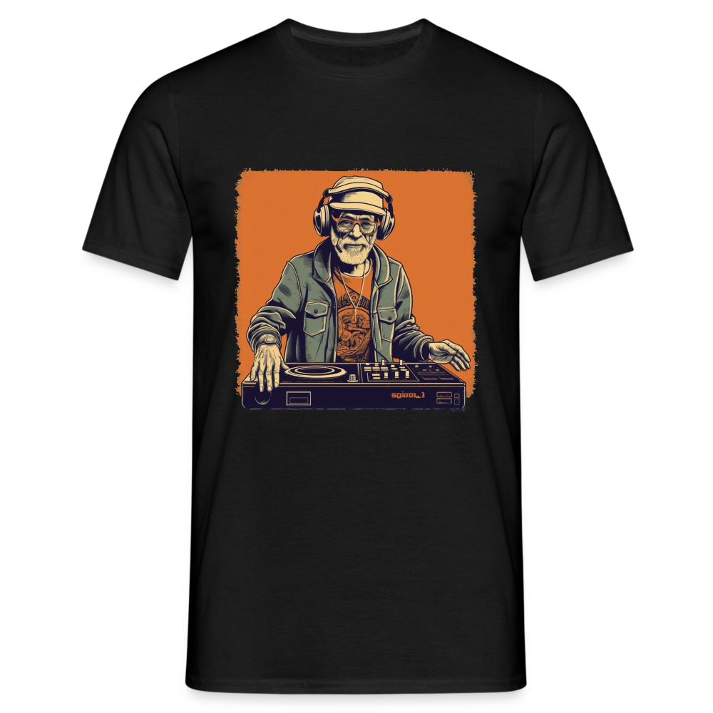 Cooler alter Mann als DJ mit Brille, Mütze und Kopfhörern - Männer T-Shirt - Schwarz