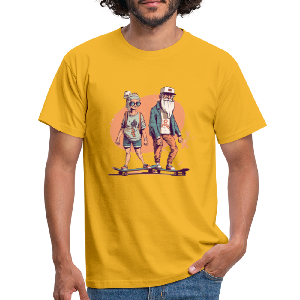 Cooles älteres Pärchen als Skater Hipster - Männer T-Shirt - Gelb