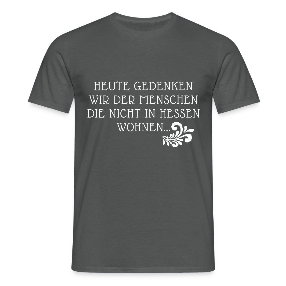 „Heute gedenken wir der Menschen…“ – mit Rückseite: „…es ist zwar nichts passiert“ - Männer Shirt - Anthrazit