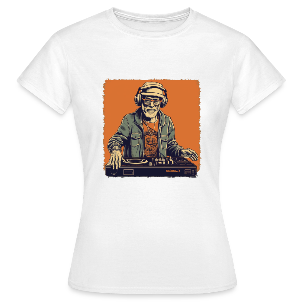 Cooler alter Mann als DJ mit Brille, Mütze und Kopfhörern - Frauen T-Shirt - Weiß