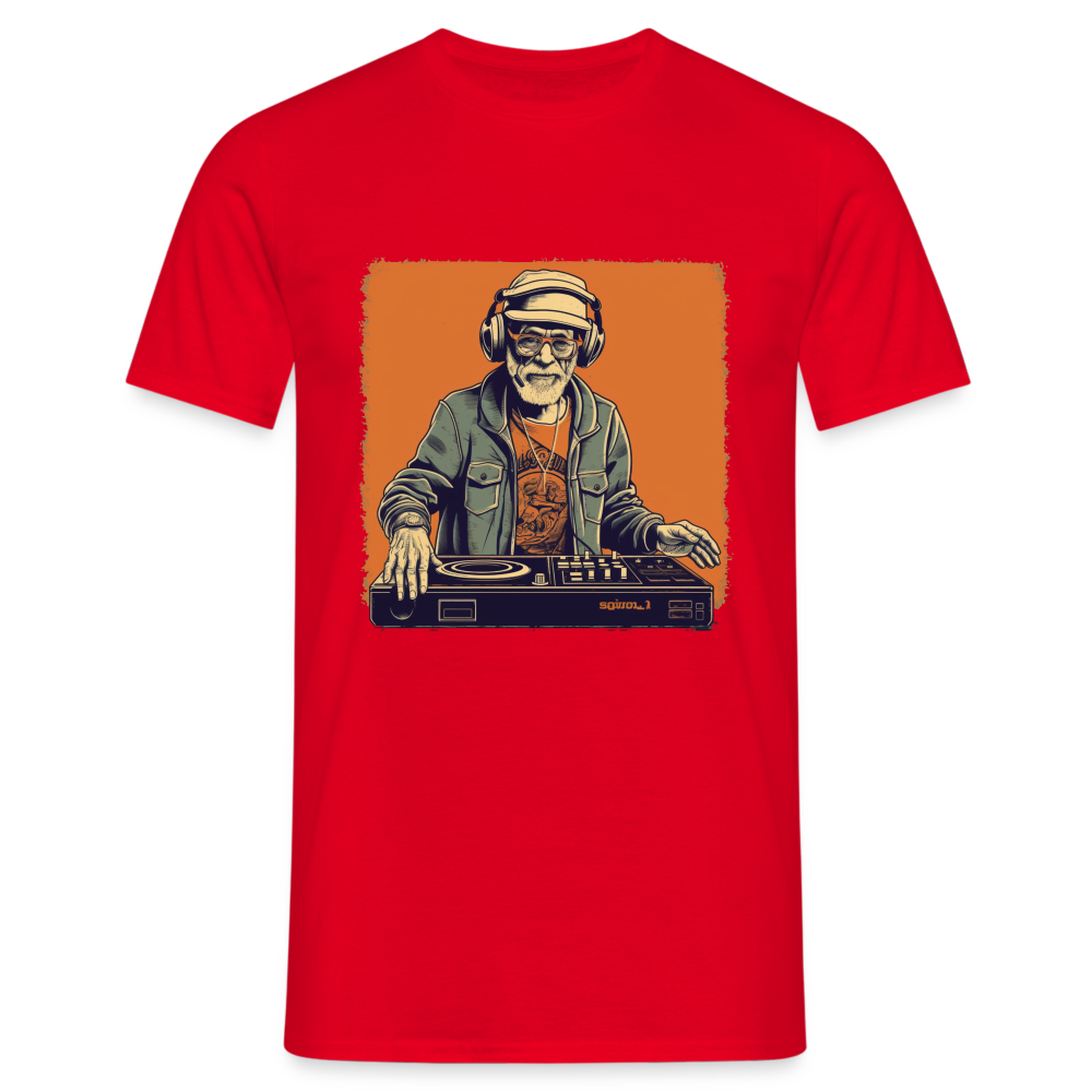 Cooler alter Mann als DJ mit Brille, Mütze und Kopfhörern - Männer T-Shirt - Rot
