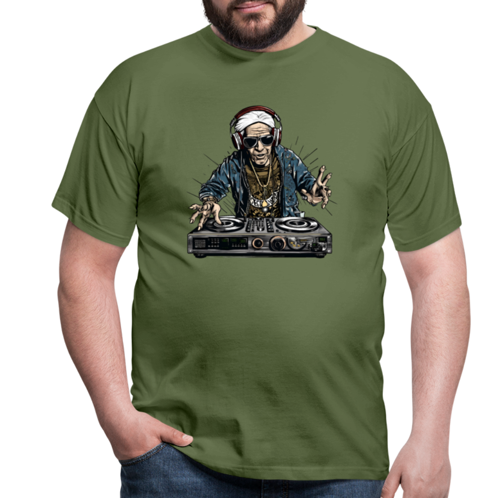 Cooler alter Mann als DJ Hipster mit Kopfhörern - Männer T-Shirt - Militärgrün
