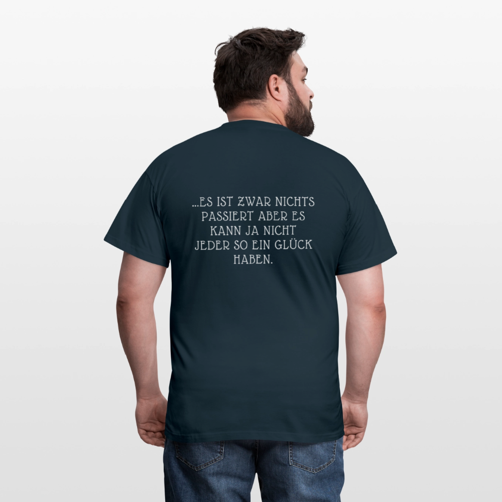 „Heute gedenken wir der Menschen…“ – mit Rückseite: „…es ist zwar nichts passiert“ - Männer Shirt - Navy