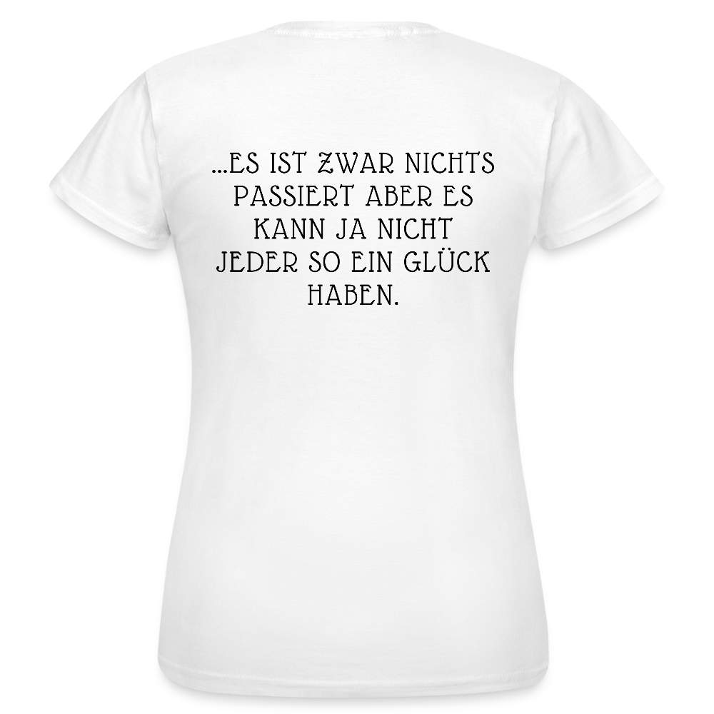 „Heute gedenken wir der Menschen…“ – mit Rückseite: „…es ist zwar nichts passiert“ - Frauen Shirt - Weiß