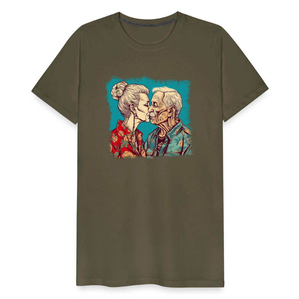 Küssendes Best Ager Pärchen mit Hawaiihemden - Männer T-Shirt - Khaki
