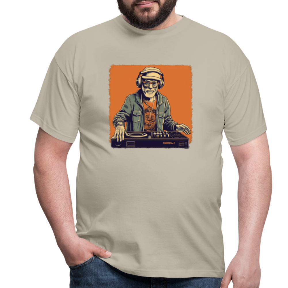 Cooler alter Mann als DJ mit Brille, Mütze und Kopfhörern - Männer T-Shirt - Sandbeige
