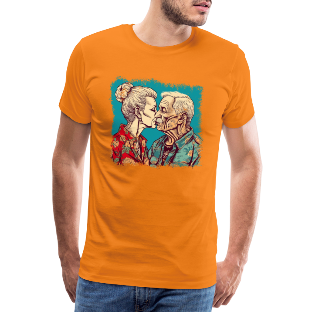 Küssendes Best Ager Pärchen mit Hawaiihemden - Männer T-Shirt - Orange