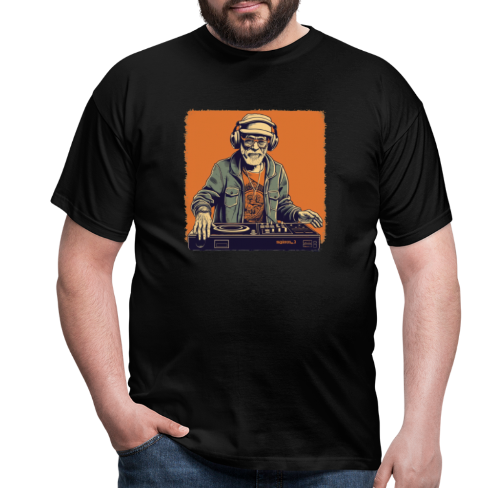 Cooler alter Mann als DJ mit Brille, Mütze und Kopfhörern - Männer T-Shirt - Schwarz