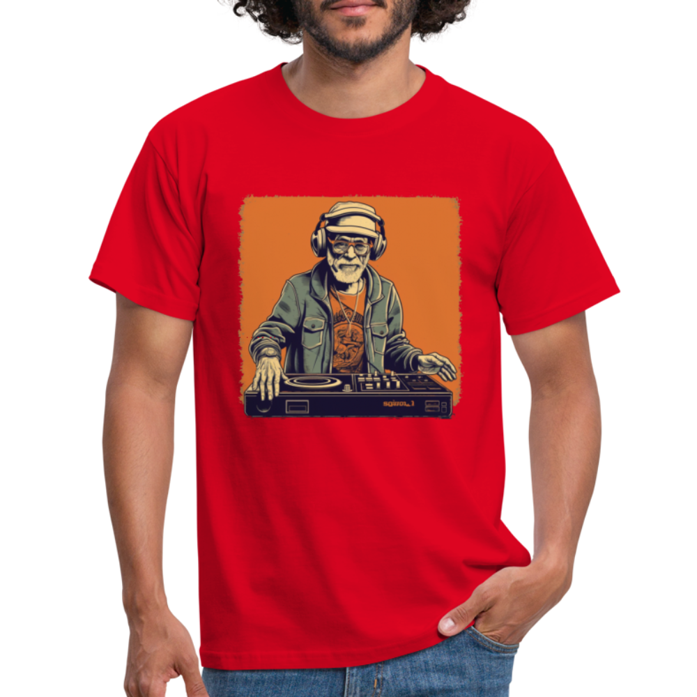 Cooler alter Mann als DJ mit Brille, Mütze und Kopfhörern - Männer T-Shirt - Rot