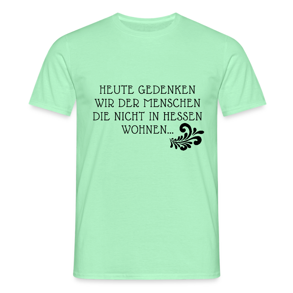 „Heute gedenken wir der Menschen…“ – mit Rückseite: „…es ist zwar nichts passiert“ - Männer Shirt - Mintgrün
