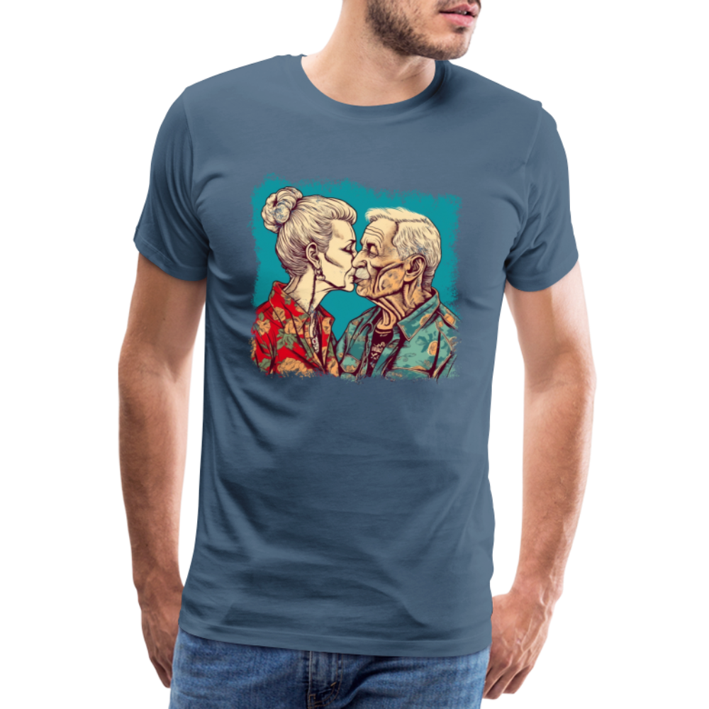 Küssendes Best Ager Pärchen mit Hawaiihemden - Männer T-Shirt - Blaugrau