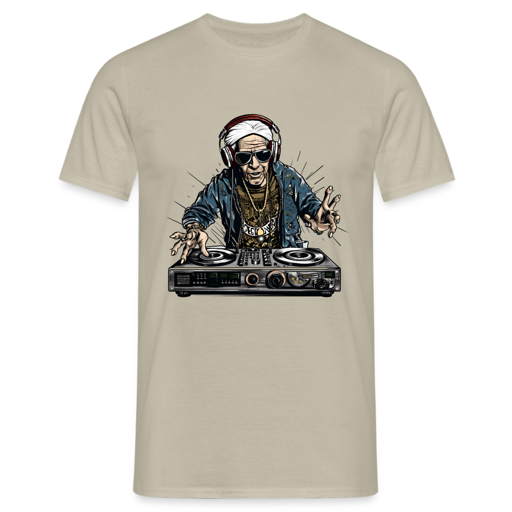 Cooler alter Mann als DJ Hipster mit Kopfhörern - Männer T-Shirt - Sandbeige