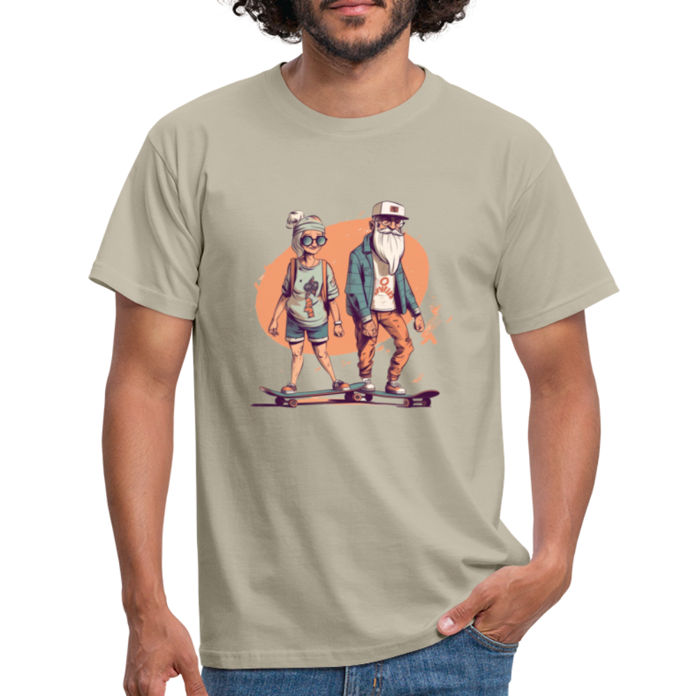 Cooles älteres Pärchen als Skater Hipster - Männer T-Shirt - Sandbeige