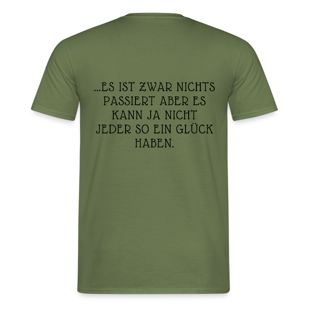 „Heute gedenken wir der Menschen…“ – mit Rückseite: „…es ist zwar nichts passiert“ - Männer Shirt - Militärgrün