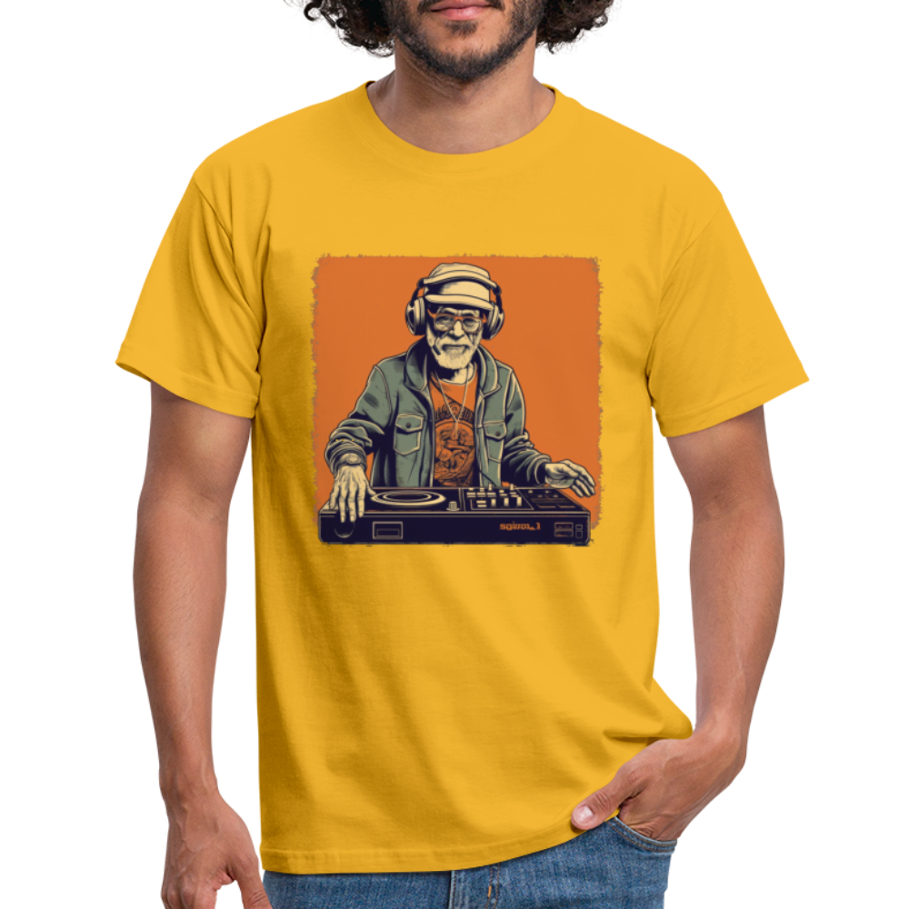 Cooler alter Mann als DJ mit Brille, Mütze und Kopfhörern - Männer T-Shirt - Gelb