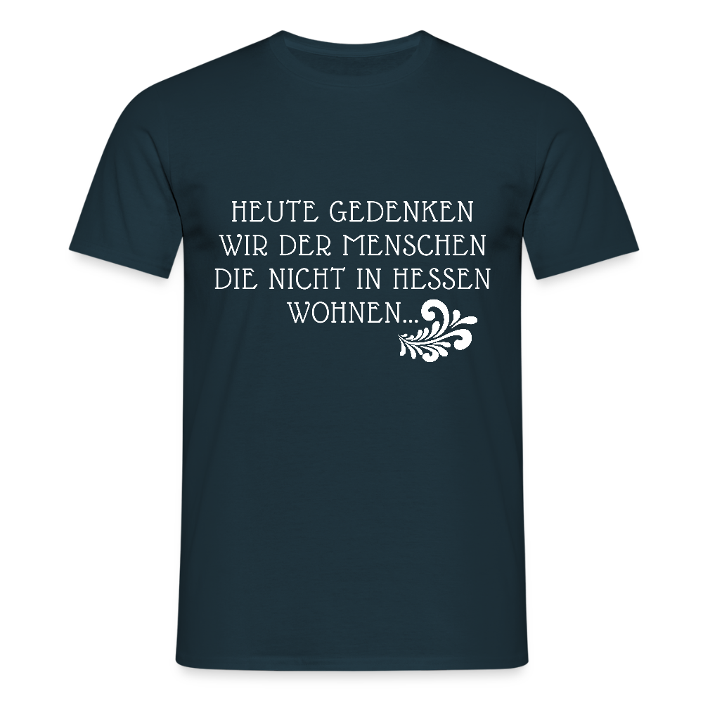 „Heute gedenken wir der Menschen…“ – mit Rückseite: „…es ist zwar nichts passiert“ - Männer Shirt - Navy