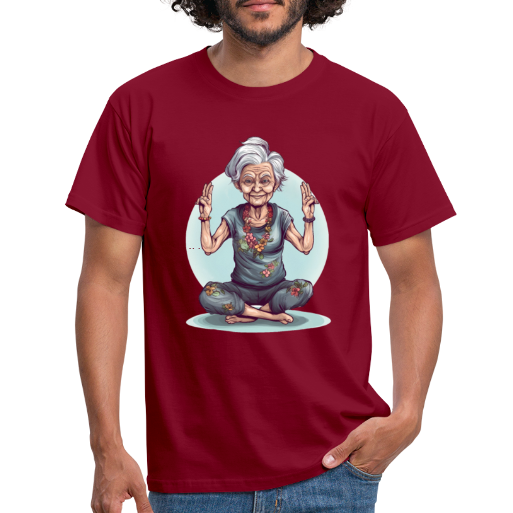 Coole Yoga Oma - Meditation im besten Alter - Männer T-Shirt - Ziegelrot