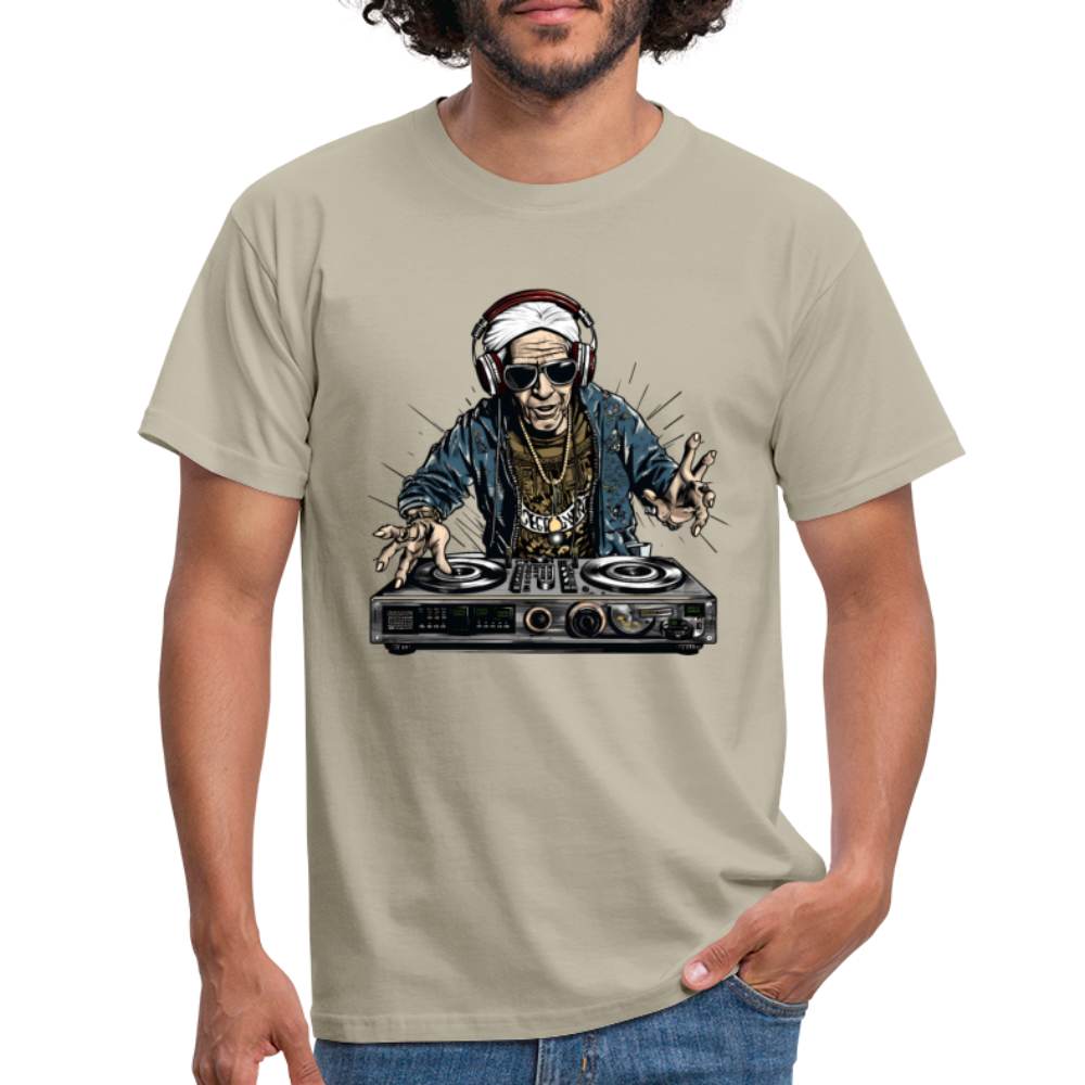 Cooler alter Mann als DJ Hipster mit Kopfhörern - Männer T-Shirt - Sandbeige