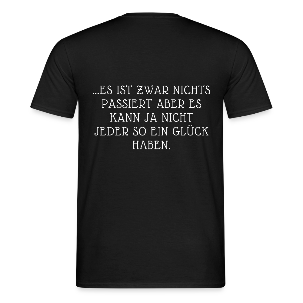„Heute gedenken wir der Menschen…“ – mit Rückseite: „…es ist zwar nichts passiert“ - Männer Shirt - Schwarz