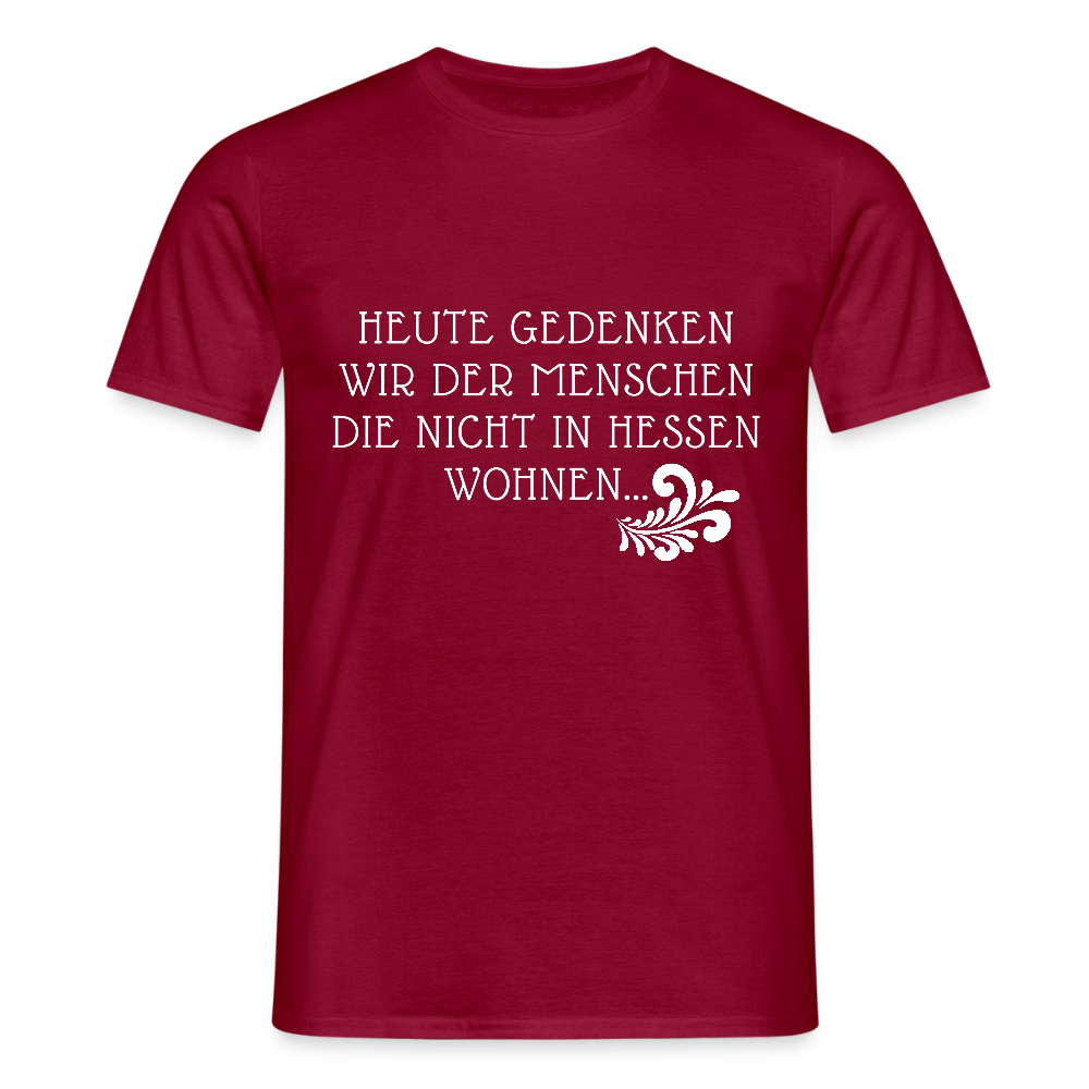 „Heute gedenken wir der Menschen…“ – mit Rückseite: „…es ist zwar nichts passiert“ - Männer Shirt - Ziegelrot