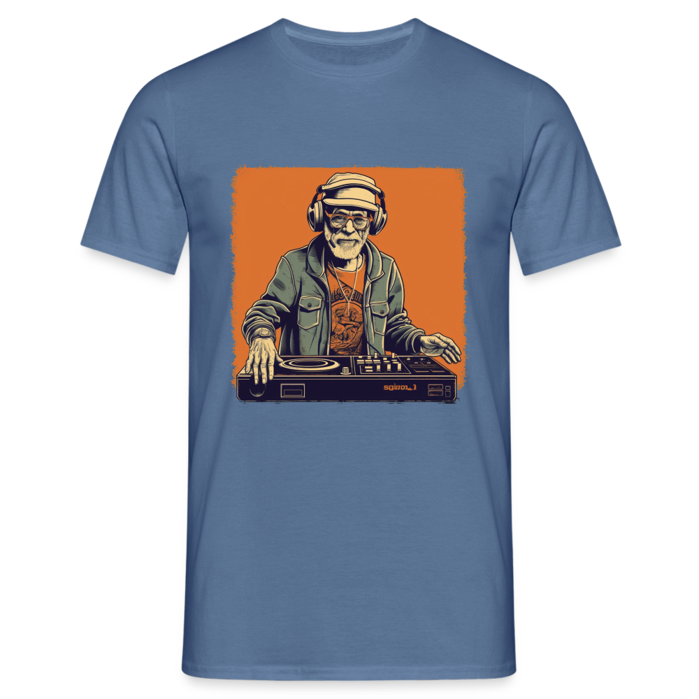 Cooler alter Mann als DJ mit Brille, Mütze und Kopfhörern - Männer T-Shirt - Taubenblau