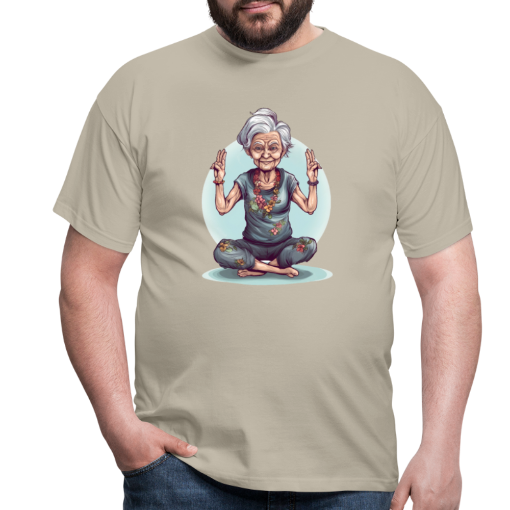 Coole Yoga Oma - Meditation im besten Alter - Männer T-Shirt - Sandbeige