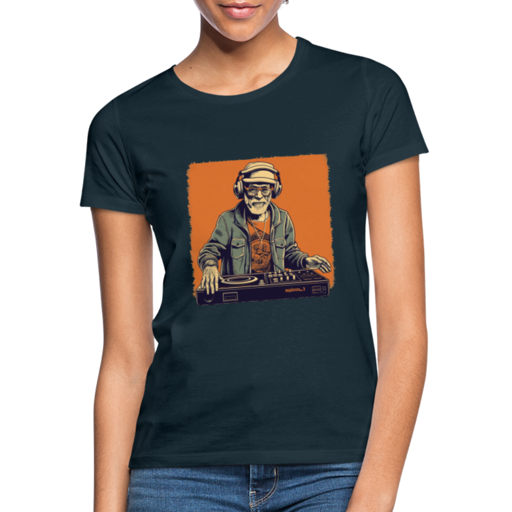 Cooler alter Mann als DJ mit Brille, Mütze und Kopfhörern - Frauen T-Shirt - Navy