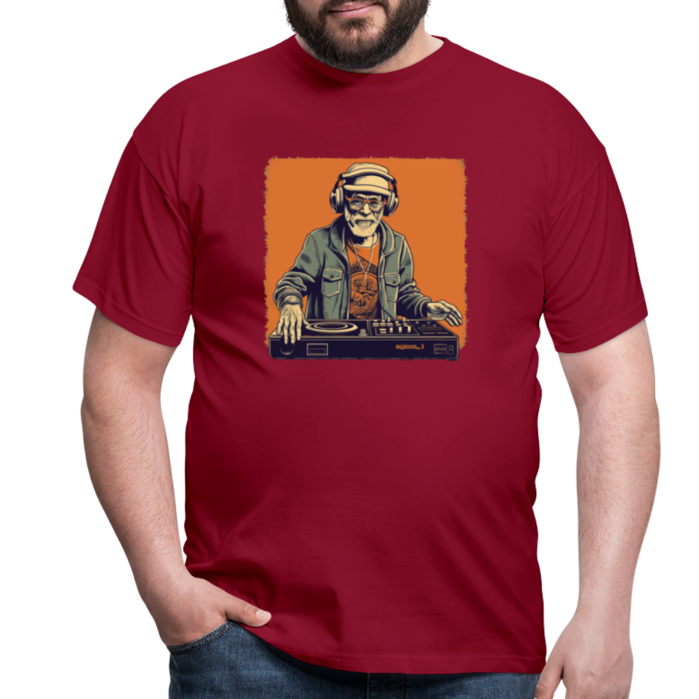 Cooler alter Mann als DJ mit Brille, Mütze und Kopfhörern - Männer T-Shirt - Ziegelrot