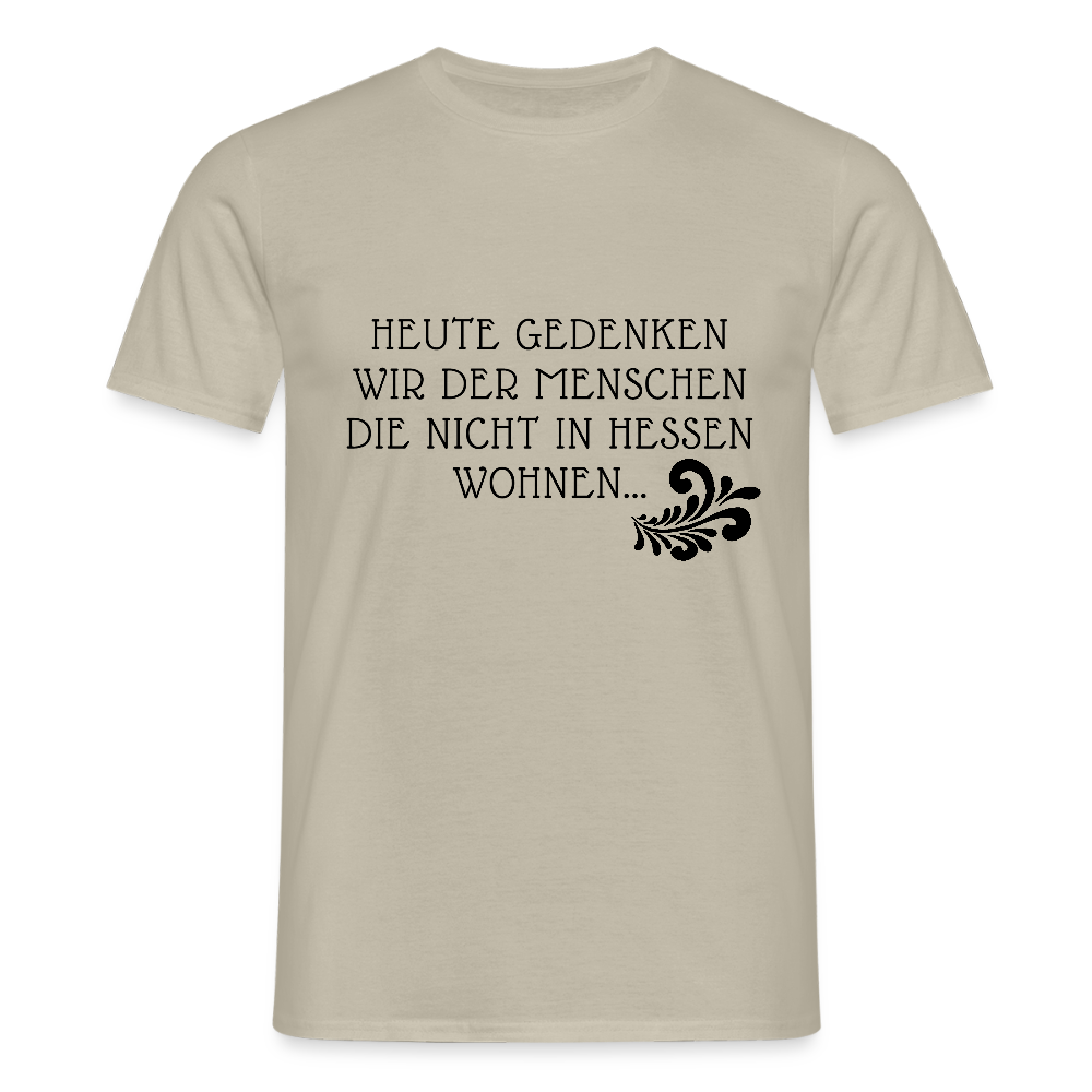 „Heute gedenken wir der Menschen…“ – mit Rückseite: „…es ist zwar nichts passiert“ - Männer Shirt - Sandbeige