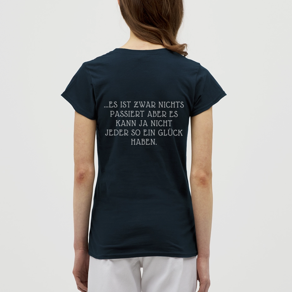 „Heute gedenken wir der Menschen…“ – mit Rückseite: „…es ist zwar nichts passiert“ - Frauen Shirt - Navy