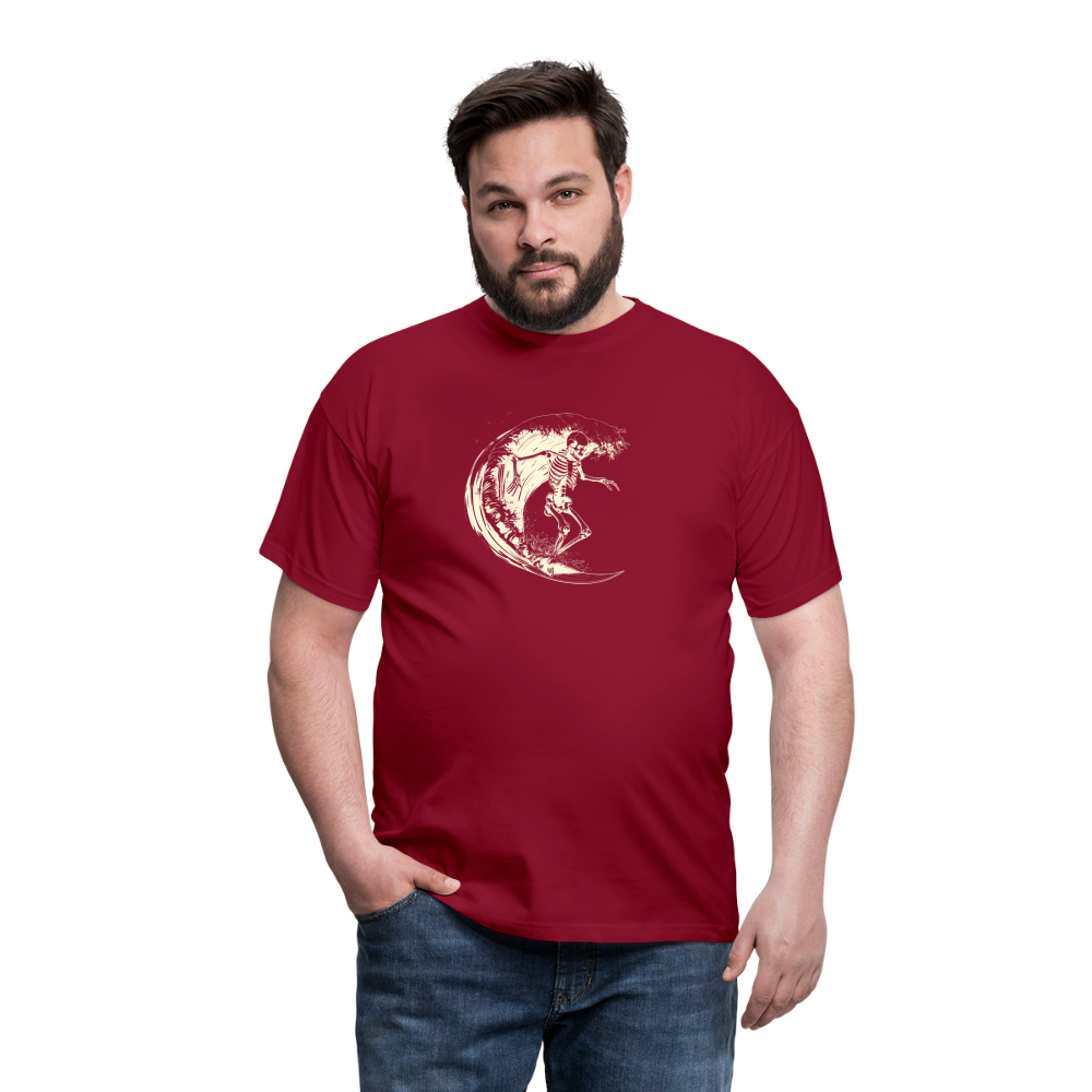 Cooles Surfer Skelett - Männer T-Shirt - Ziegelrot